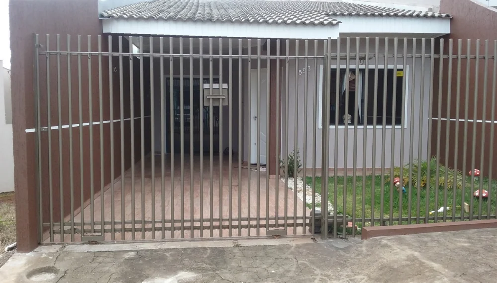 Fachada e grades renovadas pela equipe MVF